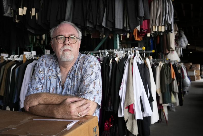 Shon LeBlanc, copropietario del servicio de alquiler de vestuario Valentinos Costume Group, posa para un retrato en su bodega el viernes 26 de mayo de 2023, en Los Ángeles. (Foto AP/Chris Pizzello)