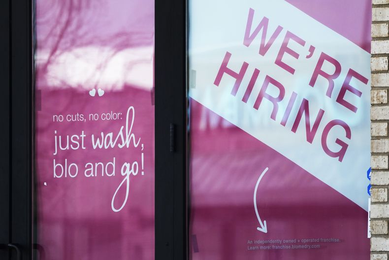 Un negocio solicita empleados en Vernon Hills, Illinois, el 28 de marzo del 2023. (Foto AP/Nam Y. Huh)