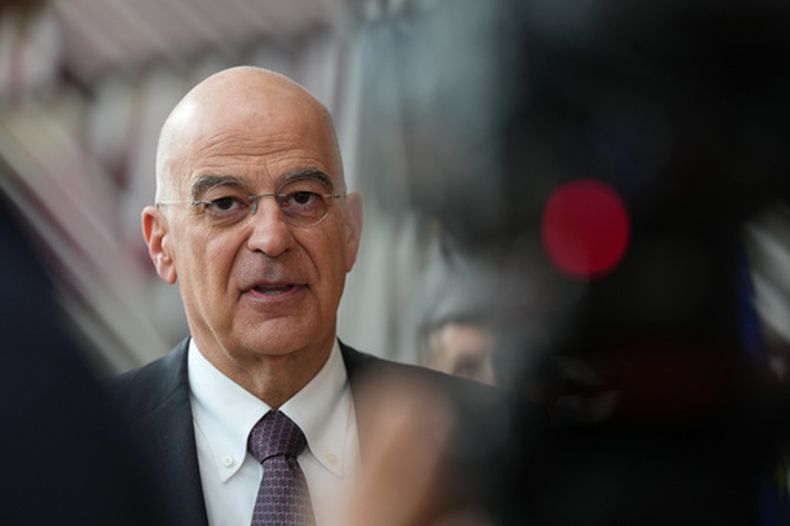 El ministro de Defensa de Grecia, Nikolaos Dendias, habla con los medios de comunicación mientras llega a una reunión de ministros de Defensa de la UE en el edificio del Consejo Europeo en Bruselas, el martes 12 de mayo de 2026. (Foto AP/Virginia Mayo)