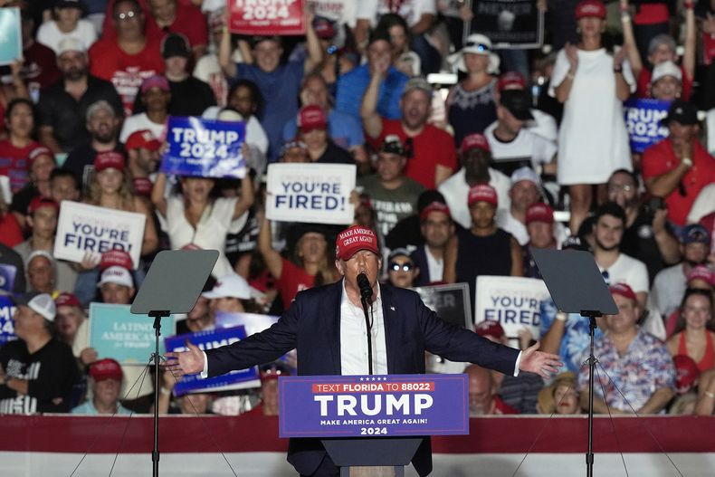 El expresidente Donald Trump durante un acto de campaña en el campo de golf Trump National Doral Miami, el martes 9 de julio de 2024, en Doral, Florida. (AP Foto/Marta Lavandier)