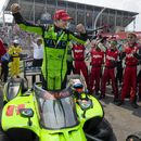 El piloto de Rahal Letterman Lanigan Racing, Christian Lundgaard celebra frente a su equipo tras la victoria en la Honda IndyCar en Toronto el domingo 16 de julio del 2023. (Frank Gunn/The Canadian Press via AP)