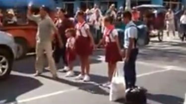 ¡ABUSADORES! ¡ASESINOS! gritaban simpatizantes de la familia desalojada como perros