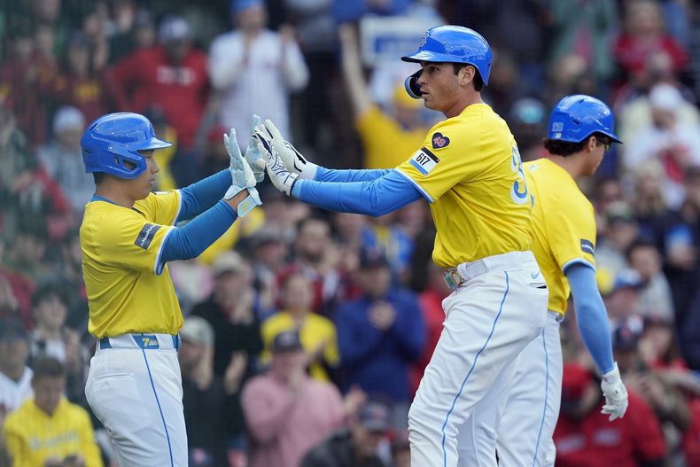 Triston Casas (derecha), festeja su jonrón de dos carreras, que impulsó también a Masataka Yoshida (izquierda), de los Medias Rojas de Boston, en el duelo del sábado 13 de abril de 2024, ante los Angelinos de Los Ángeles (AP Foto/Michael Dwyer)