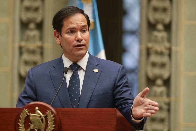 El secretario de Estado de Estados Unidos, Marco Rubio, participa en una conferencia de prensa conjunta con el presidente guatemalteco, Bernardo Arévalo, en el Palacio Nacional en Ciudad de Guatemala, el miércoles 5 de febrero de 2025. (AP Foto/Mark Schiefelbein, Pool)