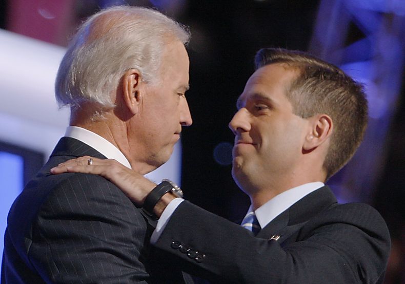 ARCHIVO - El entonces candidato vicepresidencial demócrata, senador Joe Biden, abraza a su hijo Beau Biden en la convención nacional demócrata en Denver, 27 de agosto de 2008. (AP Foto/Charles Dharapak, File)