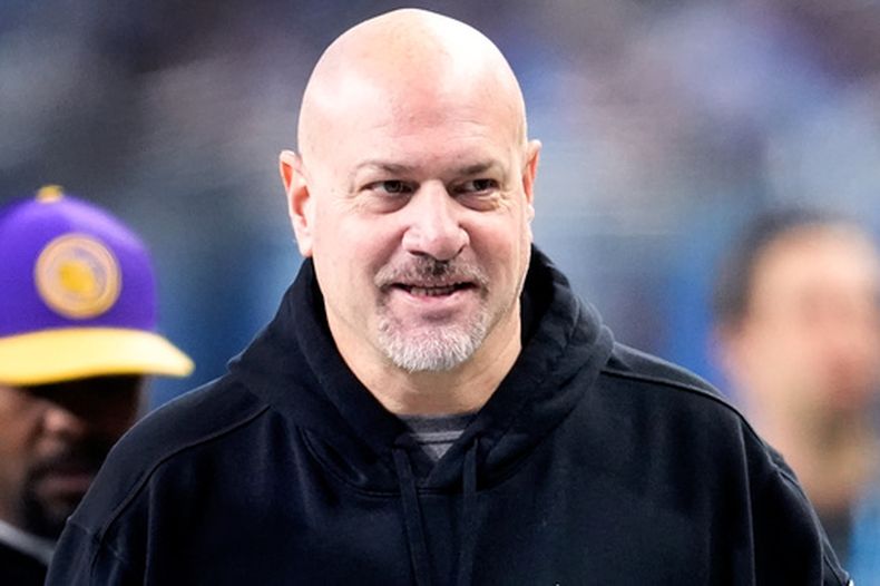 ARCHIVO - Mike Pettine, head coach asistente y coach de linebackers externos de los Vikings de Minnesota, observa previo al partido de la NFL en contra de los Lions de Detroit, el 7 de enero de 2024, en Detroit. (AP Foto/Paul Sancya, Archivo)