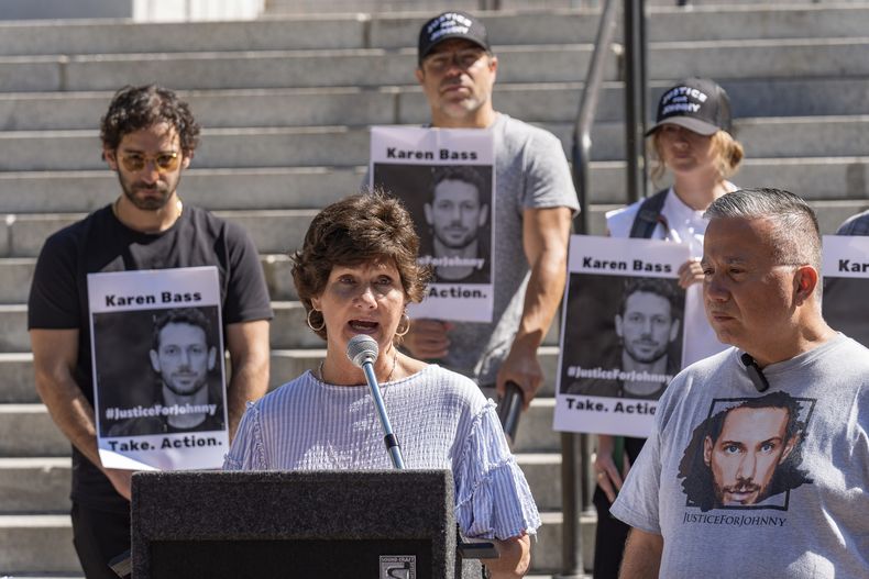 Scarlett Wactor, madre del fallecido actor Johnny Wactor, habla durante una conferencia de prensa frente al Ayuntamiento de Los Ángeles, el martes 13 de agosto de 2024, pidiendo a los ciudadanos que ayuden a encontrar a los sospechosos que asesinaron al actor del Hospital General. A la derecha, el detective Moisés Castillo. (Foto AP/Damian Dovarganes)