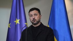 El presidente de Ucrania, Volodymyr Zelenskyy, durante una conferencia de prensa en la cancillería, en Berlín, el 28 de mayo de 2025. (AP Foto/Markus Schreiber)