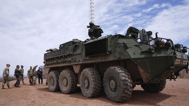 Un vehículo M1126 Stryker desplegado en la frontera entre EEUU y México como parte de una operación de vigilancia el jueves 3 de abril de 2025, en Douglas, Arizona. (AP Foto/Ross D. Franklin)