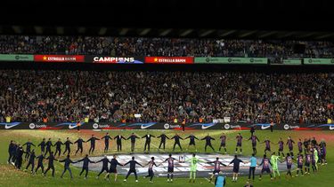 Jugadores del Barcelona celebran la obtención del trofeo de campeón tras el encuentro en en el Camp Nou ante la Real Sociedad el sábado 20 de mayo del 2023.(AP Foto/Joan Monfort)
