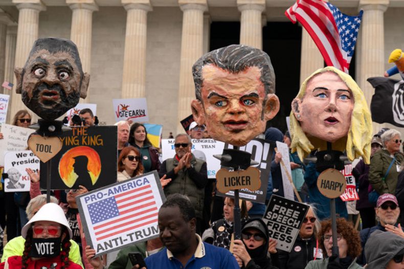 Un grupo de manifestantes se congrega en el Monumento a Lincoln durante una protesta de No Kings en Washington, el sábado 17 de octubre de 2026. (AP Foto/Jose Luis Magana)