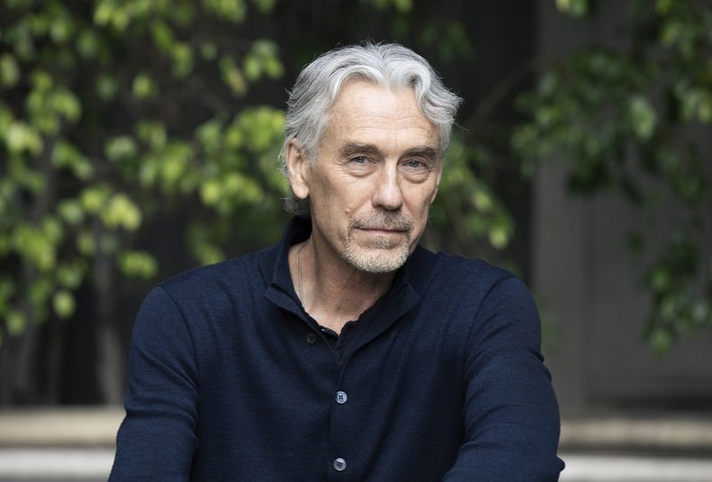 Tony Gilroy posa para promocionar Andor el martes 15 de abril de 2025, en Los Ángeles. (Foto Rebecca Cabage/Invision/AP)