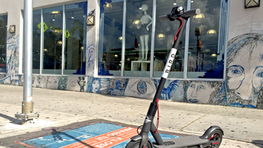 scooter electricos regresan a las aceras del centro de miami