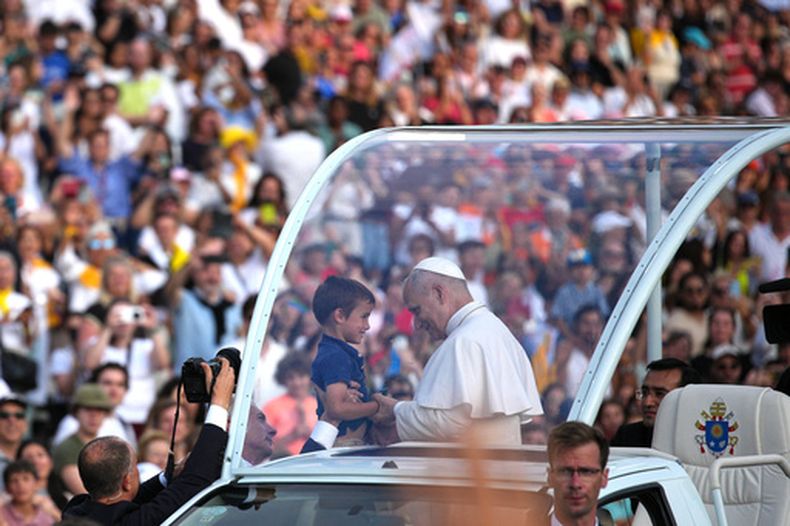 El papa León XIV bendice a un niño antes de una vigilia en el estadio olímpico Lluis Companys en Barcelona, España, el martes 9 de junio de 2026. (AP Foto/Emilio Morenatti)