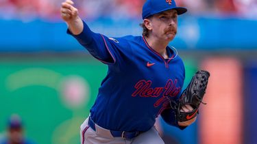 El abridor de los Mets de Nueva York Nolan McLean lanza en la primera entrada ante los Filis de Filadelfia el domingo 19 de julio del 2026. (AP Foto/Chris Szagola)