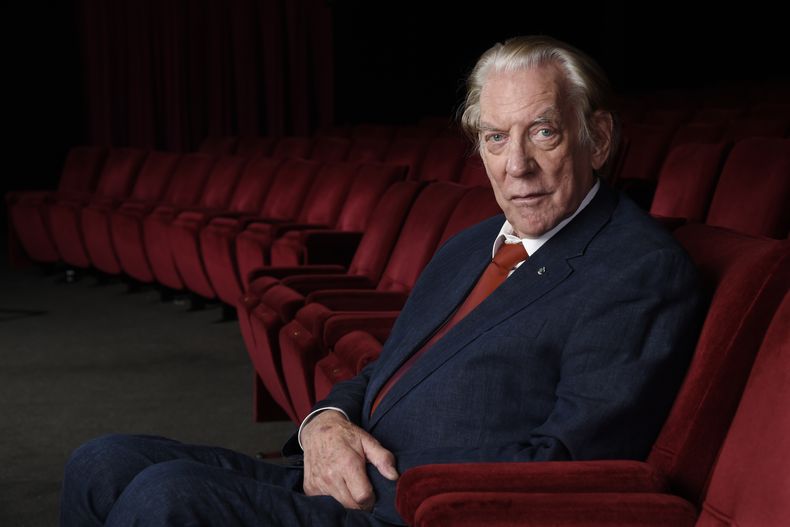 ARCHIVO - El actor Donald Sutherland en la Academia de Artes y Ciencias Cinematográficas en Beverly Hills, California, el 13 de octubre de 2017. Sutherland, el imponente actor canadiense de M.A.S.H. y The Hunger Games, ha muerto a los 88 años. (Foto Chris Pizzello/Invision/AP, archivo