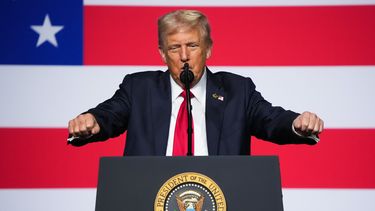El presidente estadounidense Donald Trump se dirige a un grupo de altos comandantes militares de Estados Unidos en la Base del Cuerpo de Marines de Quantico, el martes 30 de septiembre de 2025, en Quantico, Virginia. (Andrew Harnik/Pool vía AP)