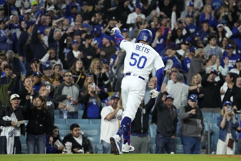 Mookie Betts, de los Dodgers de Los Ángeles, festeja luego de conectar un jonrón ante los Padres de San Diego, el viernes 12 de mayo de 2023 (AP Foto/Mark J. Terrill)