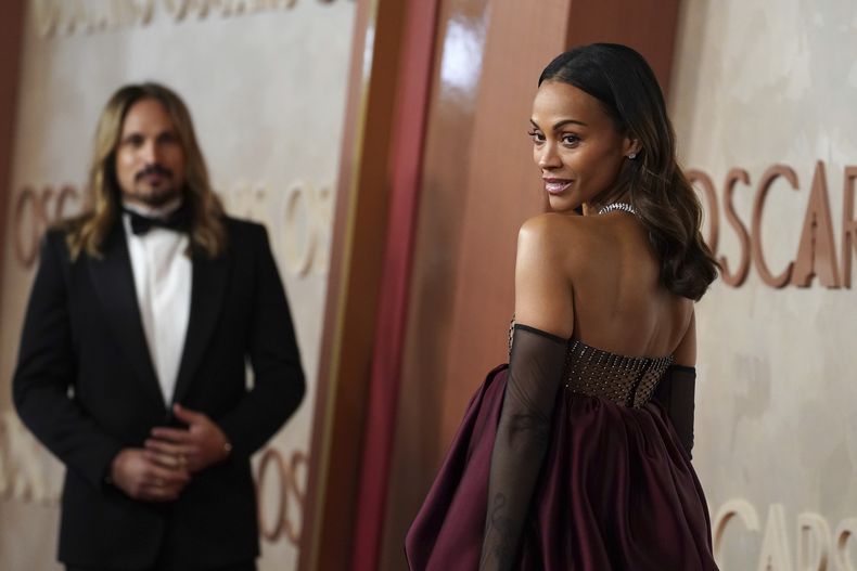 Marco Perego-Saldaña, izquierda, y Zoé Saldaña llegan a los Oscar el domingo 2 de marzo de 2025 en el Teatro Dolby de Los Ángeles. (Foto Jordan Strauss/Invision/AP)