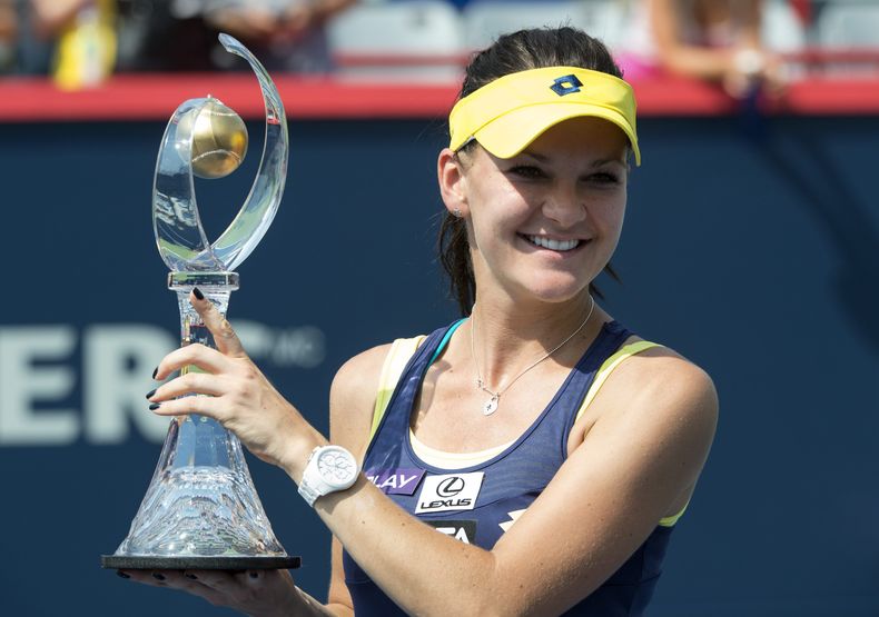 La polaca Agnieszka Radwanska posa con el trofeo tras vencer a la estadounidense Venus Williams 6-4, 6-2 en la final del torneo de Montreal, el domingo 10 de agosto de 2014. (Foto AP/The Canadian Press, Paul Chiasson