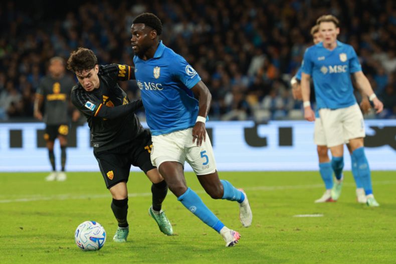 Benoît Badiashile del Napoli pelea por el balón con Matías Soulé en la Roma en el encuentro de la Serie A el sábado 24 de octubre del 2026. (Alessandro Garofalo/LaPresse via AP)