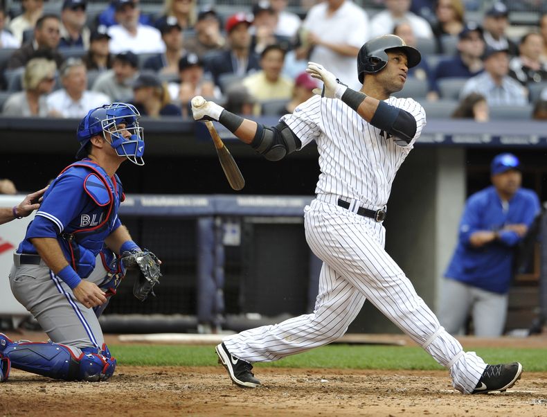 En esta foto del 18 de mayo de 2013, Robinson Can&oacute;, de los Yanquis de Nueva York, conecta un jonr&oacute;n frente a los Azulejos de Toronto. El martes 19 de noviembre, ejecutivos de los Mets de Nueva York se reunieron con los agentes de Can&oacute;