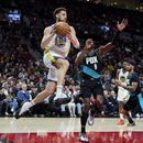 Lillard firma triple-doble y Blazers remontan ante Warriors