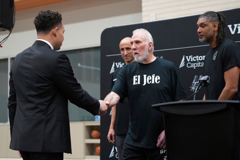 ARCHIVO - Foto del 5 de mayo del 2025, el exentrenador de los Spurs de San Antonio presenta a Mitch Johnson como nuevo entrenador acompañado de los exjugadores Manu Ginobili y Tim Duncan. (AP Foto/Eric Gay, Archivo)
