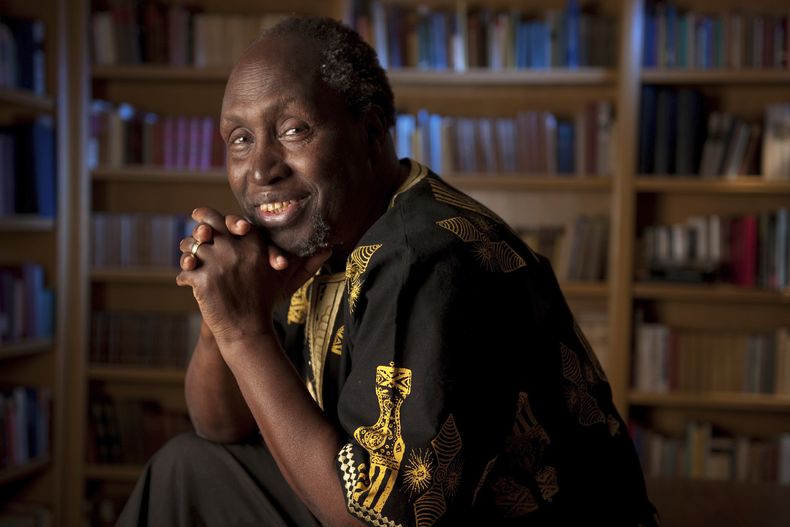 Esta imagen de 2010 publicada por la Universidad de California en Irvine muestra al autor keniano keniano Ngũgĩ wa Thiongo. (Daniel A. Anderson/UC Irvine vía AP)