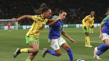 Marta, derecha, de Brasil, compite por el control del balón frente a Tiernny Wiltshire, de Jamaica, durante la Copa del Mundo Femenina, en partido del Grupo F entre Brasil y Jamaica, en Melbourne, Australia, el miércoles 2 de agosto de 2023. (AP Foto/Hamish Blair)