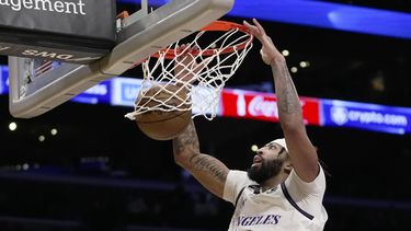 Davis suma 37, Lakers derrotan a Nets y cortan su mala racha