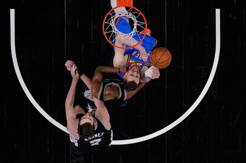 Isaiah Hartenstein, del Thunder de Oklahoma City, dispara frente a Deaaron Fox (centro) y Luke Kornet, de los Spurs de San Antonio, en el tercer partido de las finales de la Conferencia Oeste, el viernes 22 de mayo de 2026 (AP Foto/Ashley Landis)