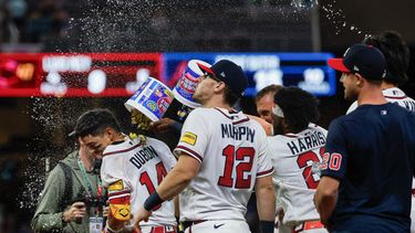 Mauricio Dubón, izquierda, de los Bravos de Atlanta, es celebrado por sus compañeros después de batear un sincillo productor de la carrera del triunfo frente a los Rojos de Cincinnati durante la 10ma entrada del juego de béisbol de Grandes Ligas, el miércoles 23 de septiembre de 2026, en Atlanta. (AP Foto/Erik S. Lesser)