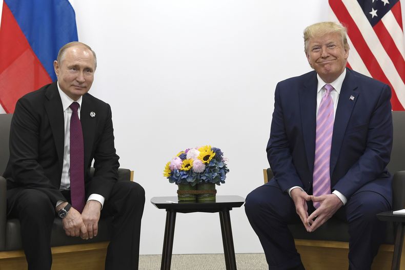 ARCHIVO - El presidente de Estados Unidos, Donald Trump (derecha), se reúne con el de Rusia, Vladímir Putin, en un aparte de una cumbre del G20 en Osaka, Japón, el 28 de junio de 2019. (AP Foto/Susan Walsh, archivo)