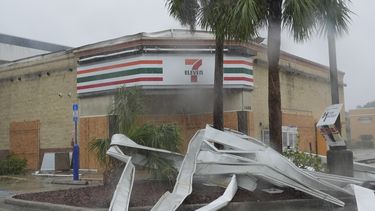 Un aparente tornado provocado por el huracán Milton arrancó el toldo de un establecimiento de la cadena 7-Eleven, el 9 de octubre de 2024, en Cabo Coral, Florida. (AP Foto/Marta Lavandier)