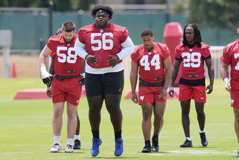 El tackle novato de los Buccaneers de Tampa Bay Desmond Watson corre durante un ejercicio en el minicampamento de entrenamiento de novatos el viernes 9 de mayo del 2025. (AP Foto/Chris OMeara)