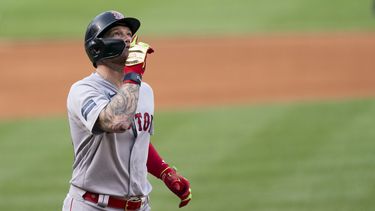 El mexicano Alex Verdugo, de los Medias Rojas d eBoston, celebra después de batear un jonrón ante los Nacionales de Washington el martes 15 de agosto de 2023 (AP Foto/Stephanie Scarbrough)