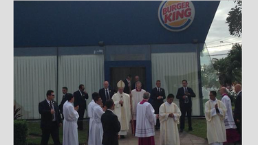 transforman un burger king en sacristia para el papa