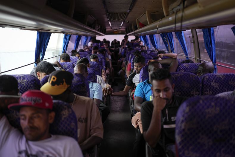 Los migrantes esperan sentados en un autobús que se dirige al norte rumbo a Costa Rica para salir de Lajas Blancas, Panamá, el jueves 26 de septiembre de 2024, después de cruzar el Tapón del Darién desde Colombia con la esperanza de llegar a Estados Unidos (Foto AP/Matías Delacroix)