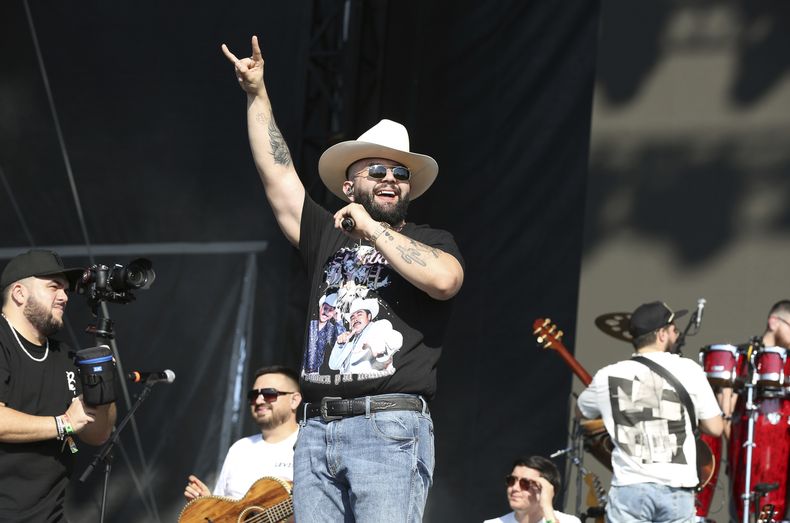Carín León actúa durante el segundo fin de semana del Festival de Música Austin City Limits el viernes 11 de octubre de 2024 en el Parque Metropolitano Zilker en Austin, Texas. León fue nominado al Grammy a mejor álbum de música regional mexicana (incluyendo tejana). (Foto Laura Roberts/Invision/AP)