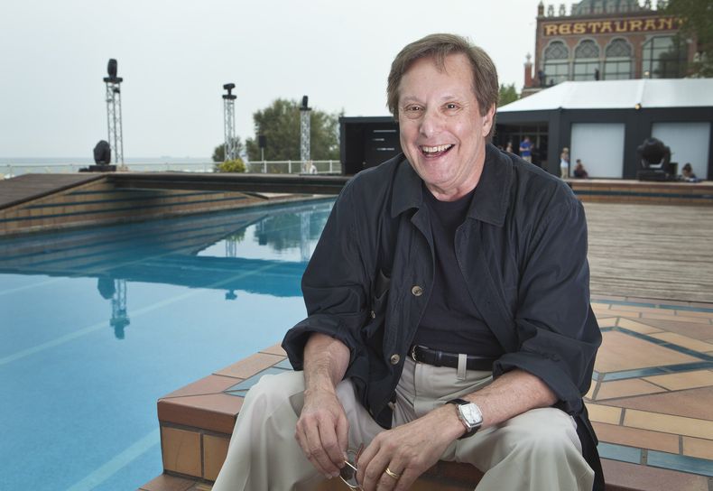 FILE - El director William Friedkin posa tras entrevistas de su filme Killer Joe en Venecia, Italia, el 8 de septiembre de 2011. Friedkin, quien ganó el Oscar al mejor director por The French Connection, murió el lunes 7 de agosto de 2023, en Los Ángeles, dijo su esposa Sherry Lansing y uno de sus representantes. (Foto AP/Joel Ryan, archivo)