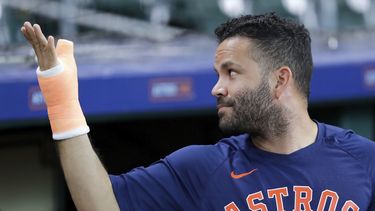 José Altuve de los Astros de Houston muestra su yeso durante un juego contra los Tigres de Detroit, el lunes 3 de abril de 2023, en Houston. (AP Foto/Michael Wyke)