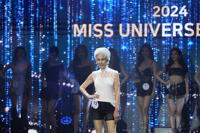 La surcoreana Choi Soon-hwa, de 81 años, compite durante Miss Universo Corea 2024 en Seúl, Corea del Sur, el lunes 30 de septiembre de 2024. (Foto AP/Lee Jin-man)