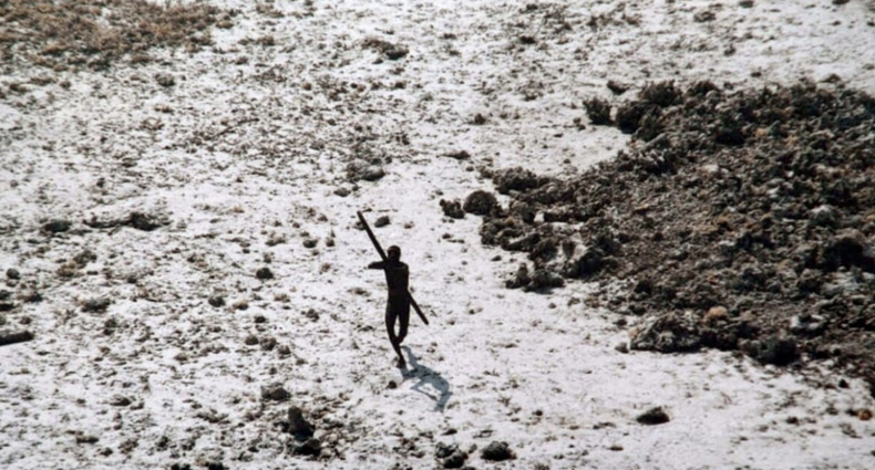 Una fotografía publicada por la Guardia Costera india y Survival International hace dos décadas mostraba a un sentinelés apuntando con un arco y una flecha a un helicóptero que pasaba por allí (AFP)