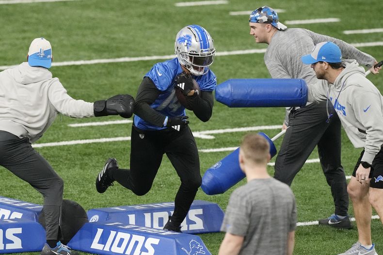 Amon-Ra St. Brown, de los Lions de Detroit, corre durante una práctica, el jueves 25 de enero de 2024 (AP Foto/Carlos Osorio)