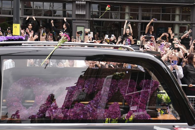 El cortejo fúnebre del líder de Black Sabbath, Ozzy Osbourne, recorre Broad Street durante su procesión fúnebre, en Birmingham, Inglaterra, el miércoles 30 de julio de 2025. (Jacob King/PA via AP)