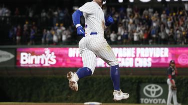 Nico Hoerner, de los Cachorros de Chicago, recorre las bases luego de batear un grand slam ante los Nacionales de Washington, el miércoles 19 de julio de 2023 (AP Foto/Nam Y. Huh)