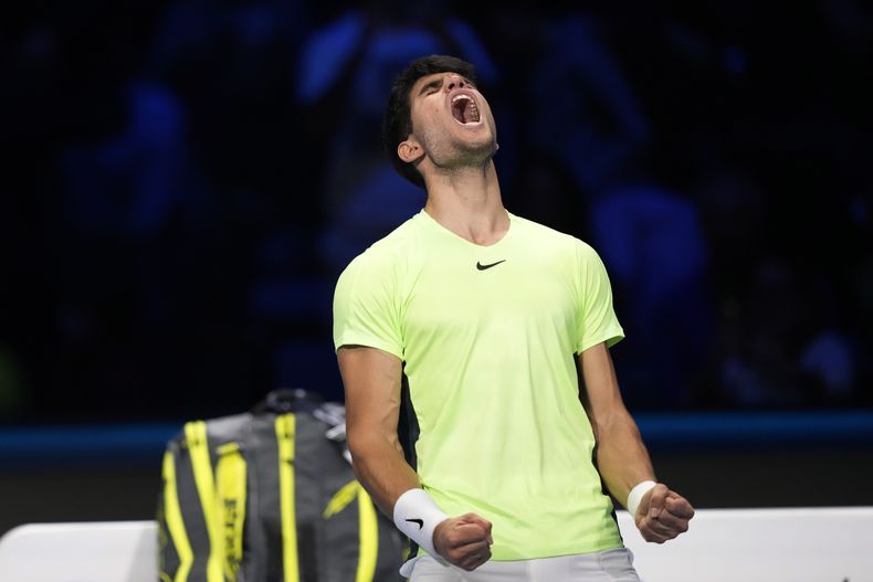 El español Carlos Alcaraz celebra después de ganar el partido de tenis en contra del ruso Daniil Medvedev, correspondiente a las Finales de la ATP, torneo que pone fin a la temporada, en el Pala Alpitour, en Turín, Italia, el viernes 17 de noviembre de 2023. (AP Foto/Antonio Calanni)