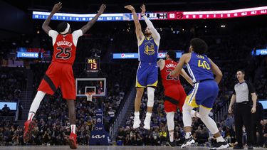 Warriors derrotan a Raptors 129-117 con 35 tantos de Curry