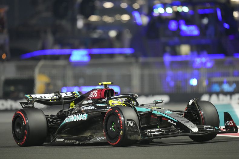 Lewis Hamilton conduce su Mercedes en la clasificación para el Gran Premio de Abu Dabi de la Fórmula Uno en el circuito de Yas Marina, el sábado 7 de diciembre de 2024. (AP Foto/Darko Bandic)